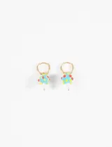 Par de aros colgantes con argolla plateada, dije de vidrio celeste con lunares rojos y amarillos, y perla blanca.