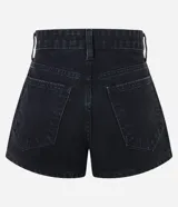 Short de jean negro con cintura alta, corte slim, trabillas en la cintura, cierre tradicional, bolsillos y rayas de strass con brillos laterales.