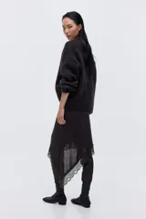 Pollera midi color marrón oscuro de punto, con cintura elástica y diseño asimétrico en el bajo adornado con detalle de encaje.