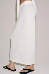 Falda midi recta de punto liso y color blanco, con cintura elástica.