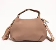 Cartera marrón con textura, doble asa corta y correa larga extraíble. Incluye un dije de flecos largos en el lateral.