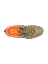 Championes Cat modelo Crail Sport Low, de diseño urbano y deportivo. Confeccionados en una combinación de gamuza y malla, presentan un color verde oliva con detalles en naranja vibrante en el forro interior y cordones. Cuentan con una entresuela de EVA liviana y suela de goma para mayor tracción.