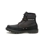 Bota de caña media Caterpillar, confeccionada en una combinación de canvas y gamuza en color negro. Presenta cierre con cordones, suela de goma dentada para mayor tracción y logo de la marca en el lateral y la lengüeta.