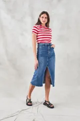 Remera de viscosa con elastano, a rayas horizontales rojas y blancas, de corte ajustado.