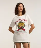 Remera blanca de algodón con estampa de un jaguar y texto en color rojo y verde.