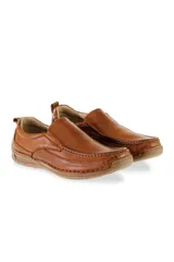 Zapato clásico de cuero sin cordones para hombre, de color marrón, con costuras visibles y suela de goma.
