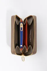 Billetera compacta color tostado con cierre de cremallera metálica dorada y logo de la marca en relieve dorado.