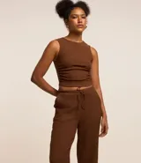 Pantalón marrón de poliéster y elastano, corte recto, cintura elástica con cordón y textura.