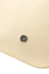 Bandolera de cuero sintético marrón con textura efecto cocodrilo, solapa frontal redondeada y correa ajustable.