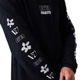 Remera negra de manga larga con cuello redondo y estampado de flores blancas en las mangas. Logotipo de Rivvia Projects en el pecho.