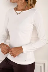 Remera de manga larga ajustada al cuerpo, con cuello redondo, confeccionada en una mezcla de algodón y elastano que aporta suavidad y elasticidad.