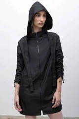 Vestido negro de microfibra con corte recto, cuello alto, cierre frontal y mangas largas con sistema de frunce ajustable.