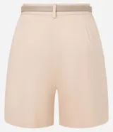 Short de vestir color beige, con cintura alta, pliegues frontales, cinturón de cuero sintético con hebilla metálica y cierre frontal con botón y cremallera.