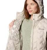 Campera larga tipo parka Columbia, color beige, con tecnología Omni-Heat™ termorreflectante y construcción HeatSeal™ sin costuras. Cuenta con capucha, cierre frontal de doble sentido, bolsillos laterales con cremallera y diseño acolchado con patrón geométrico.
