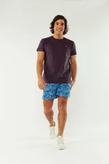 Short de baño azul con franjas horizontales en celeste y azul claro. Cuenta con cintura elástica ajustable con cordón, dos bolsillos laterales y uno trasero.