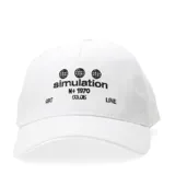 Gorra tipo baseball color negro con bordado frontal en color blanco que incluye el texto 'simulation', tres iconos de globos terráqueos y detalles gráficos adicionales.