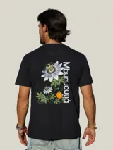 Remera de algodón blanca con cuello redondo y manga corta, presenta un pequeño estampado de un fruto de mburucuyá en el lado izquierdo del pecho.