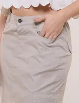 Falda midi estilo cargo de gabardina de algodón color beige, de silueta recta y tiro alto con pretina posterior elastizada. Cuenta con bolsillos funcionales diagonales, laterales tipo cargo con solapa y traseros con tapa, además de tajo frontal inferior.