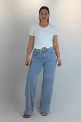Jean wide leg celeste de tiro medio, con costuras diagonales decorativas en las piernas y diseño de corte amplio.