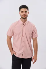 Camisa de manga corta de algodón en color celeste con microdiseño geométrico a cuadros, cuello camisero y bolsillo frontal con logo bordado.
