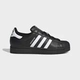 Championes Adidas Superstar II de diseño clásico, color negro con las icónicas tres bandas laterales en blanco. Presentan puntera de goma reforzada, suela de goma al tono y detalle de logo en el talón.