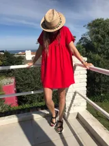 Vestido corto rojo de lino con corte evasé y mangas cortas.