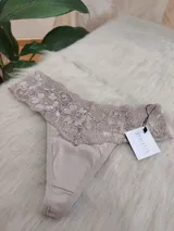 Bombacha tipo colaless de algodón con detalle de encaje floral en la parte superior. Cuenta con forro doble de algodón para mayor comodidad.
