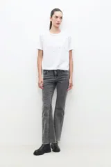 Remera blanca de algodón con cuello redondo y apliques de strass plateados.