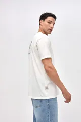 Remera de manga corta con calce relajado, confeccionada en algodón lavado con textura suave. Presenta un diseño con arte estampado en el pecho y en la espalda.