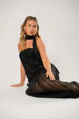 Vestido largo de fiesta negro con textura de red, escote recto y breteles finos. Incluye una bufanda del mismo material.