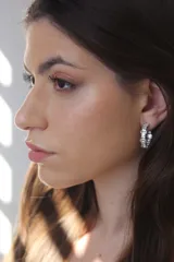 Aros tipo argolla plateados con cristales cúbicos de circonia engarzados.