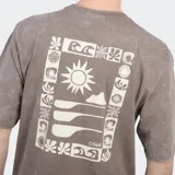Remera de algodón color beige con efecto lavado, de corte holgado y manga corta. Presenta un pequeño logo estampado en el pecho con diseño de sol y el nombre de la marca.