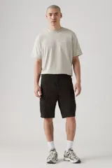 Short cargo color marrón oscuro, de corte recto y bolsillos laterales con solapa en las piernas.