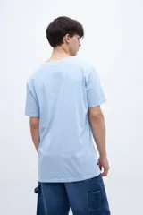 Remera celeste con estampa frontal en color rojo con la frase "UNIFORM ENERGY NO DAYS OFF".