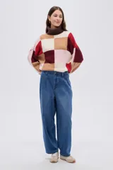 Pantalón jean slouchy de talle alto con pinzas en la cintura y diseño amplio de pernera.