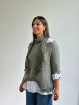 Sweater de punto fino en color verde oliva, con diseño de cuello redondo y mangas tres cuartos. Incluye un pañuelo a juego con detalles de encaje en los bordes, que puede utilizarse como accesorio para el cuello.