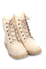 Borcego clásico de cuero liso color beige, con cordones y suela track.