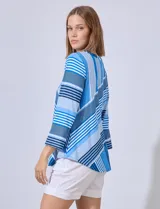 Blusa estampada a rayas azules y blancas, de la marca Ruby Rd. Tiene cuello a la base con escote en V y mangas tres cuartos regulables con presilla y botón.