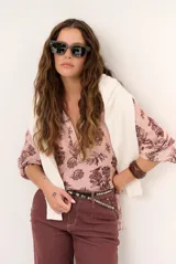 Camisa de manga larga color rosado con estampado botánico en tonos oscuros, escote en V y cuello mao.