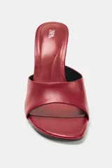 Sandalia tipo mule con plataforma de cuña alta, color rojo brillante, con tira ancha en la parte delantera y punta cuadrada.