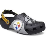 Zuecos Crocs Classic Clog inspirados en los Pittsburgh Steelers de la NFL, color negro con detalles en gris y amarillo, tira trasera ajustable y apliques temáticos del equipo.