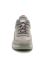 Championes Caterpillar modelo Surge Hiker Lo, de diseño robusto y moderno en color gris. Confeccionados en nubuck encerado y malla, cuentan con entresuela de EVA para amortiguación reactiva y suela de goma SRX con alta resistencia al deslizamiento.