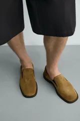Mocasín casual de hombre con acabado en serraje, diseño de horma cuadrada y suela a contraste con ligero tacón.