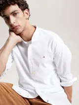 Camisa de corte regular confeccionada en puro algodón con tinte natural. Presenta cuello mao, cierre frontal con botones y el logo de la marca bordado en el pecho.