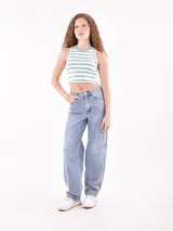 Musculosa corta a rayas horizontales blancas y verde agua, con cuello redondo y sisas anchas.