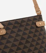 Cartera transversal pequeña con cierre por cremallera, correa larga contrastante y estampa triangular en tonos marrón y negro.