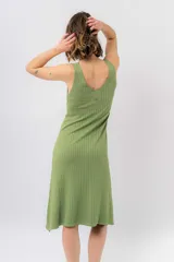 Vestido midi color crudo, de tejido acanalado, con escote en V y corte al cuerpo.