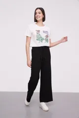 Pantalon de corte recto y tiro alto, confeccionado en viscosa, con cintura elástica y cordón ajustable.