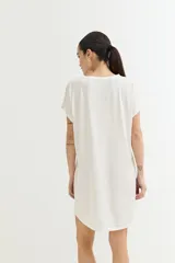 Vestido corto color verde agua con estampado de flor lineal, de corte recto y manga corta. Incluye cinturón de jean anudado a la cintura.