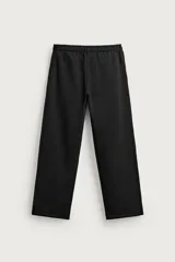 Pantalón jogger de corte regular fit y color negro, confeccionado en tejido compacto de algodón con interior de rizo. Cuenta con cintura elástica, bolsillos frontales y un bolsillo trasero de doble vivo.